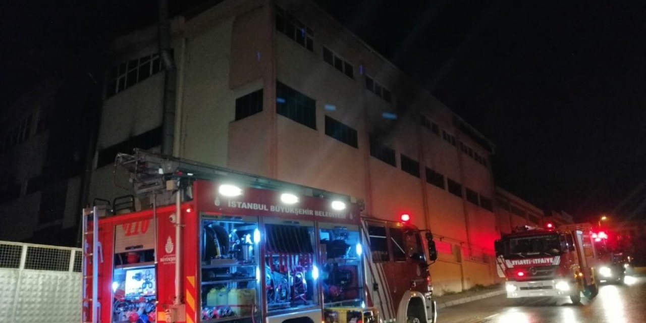 Sultanbeyli’de 3 Katlı Fabrikada Gece Yarısı Korkutan Yangın