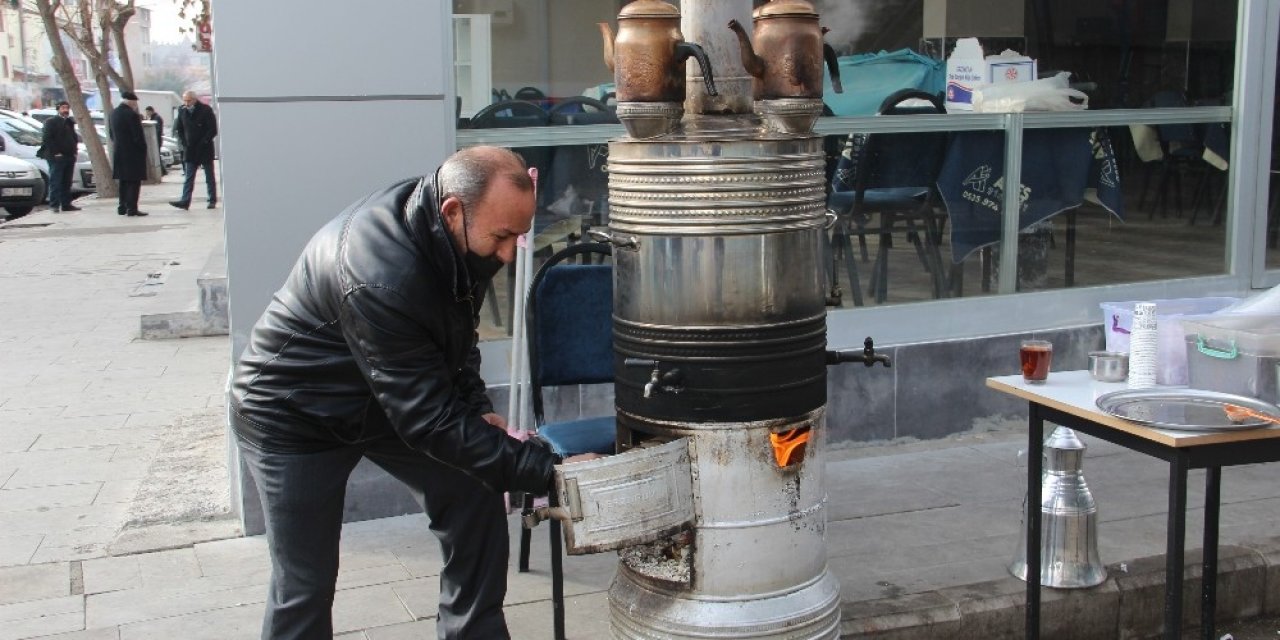 Pandemide Sokağa Kurduğu Dev Semaverle Müşterilere Paket Çay Servisi Yapıyor