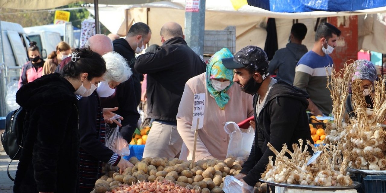 Vakanın arttığı Antalya'da Pazar yeri doldu taştı