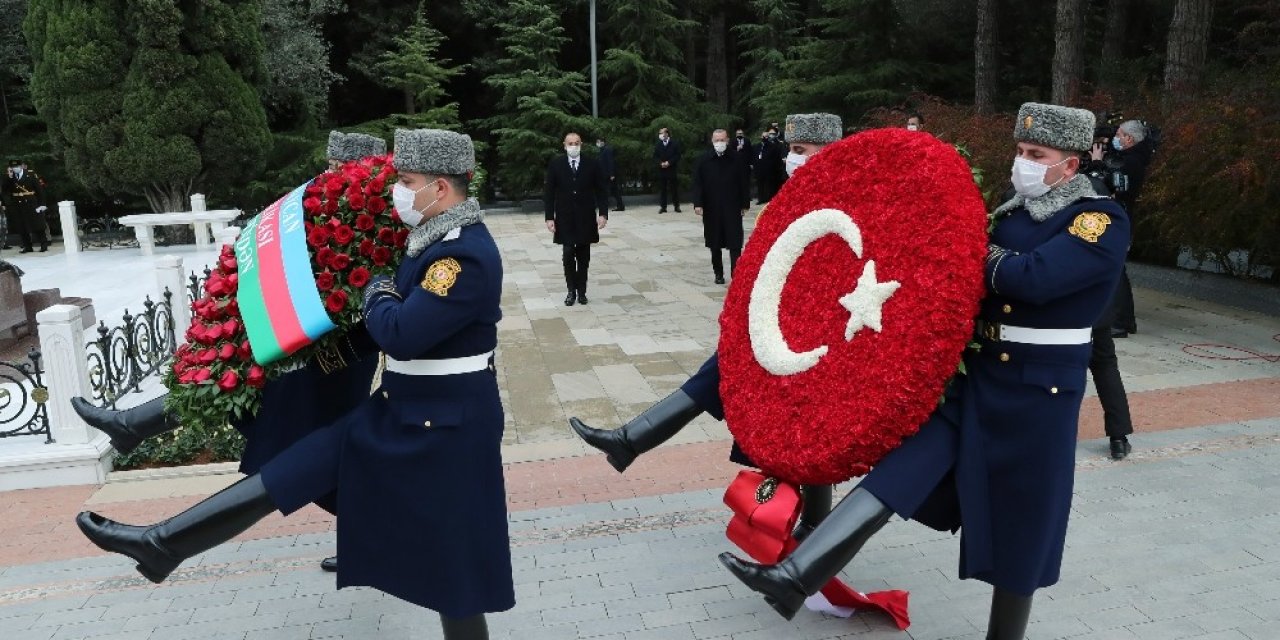 Cumhurbaşkanı Erdoğan, Haydar Aliyev’in Kabrini Ziyaret Etti
