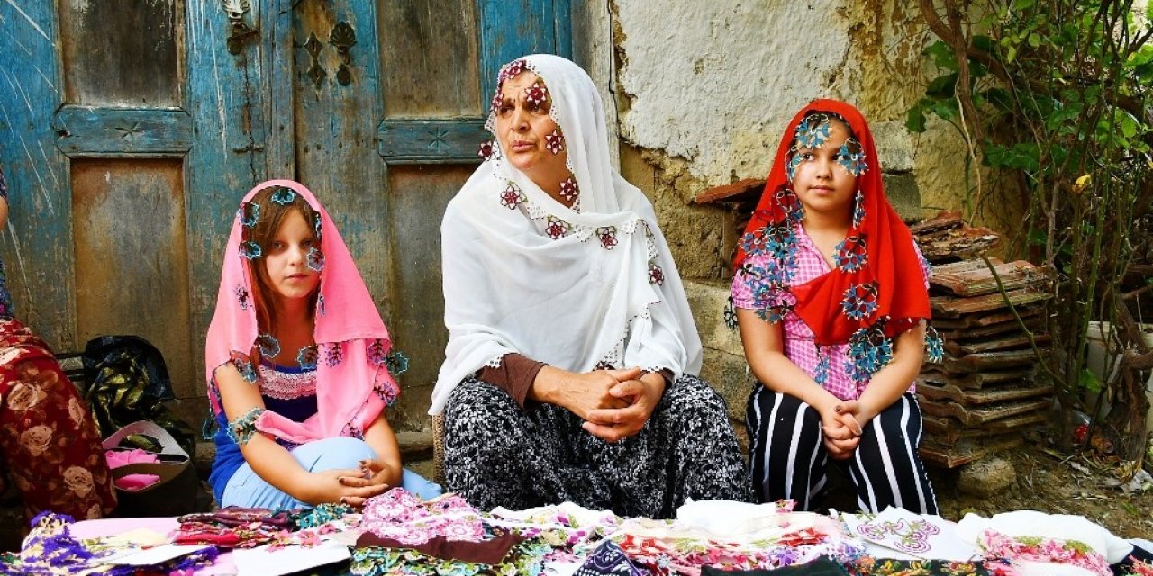 Bursa’da Kadınlar Geçimlerini Asırlık Gelenek İğne Oyası İle Kazanıyor