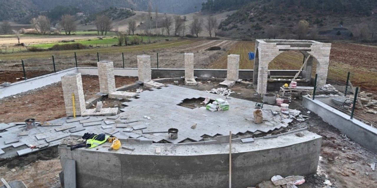 Karacaoğlan’a Saz Şeklinde Anıt Mezar