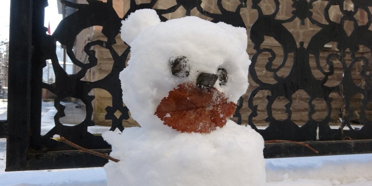 Kardan Adama Yaprak Maske Taktılar