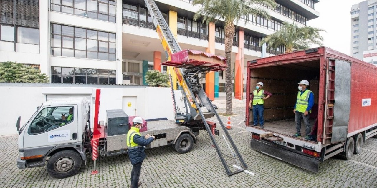 Depremde Hasar Alan İzmir Büyükşehir Belediyesi Binası Boşaltılıyor