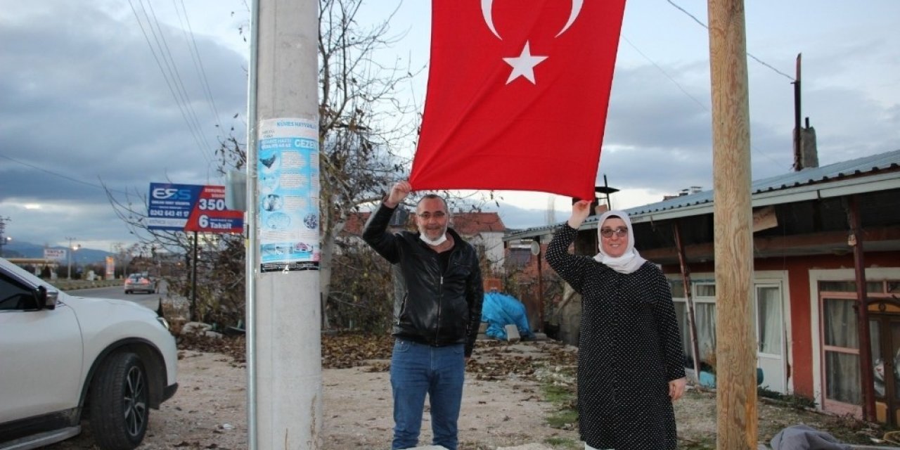 Türk Bayrağı Yenisiyle Değiştirildi