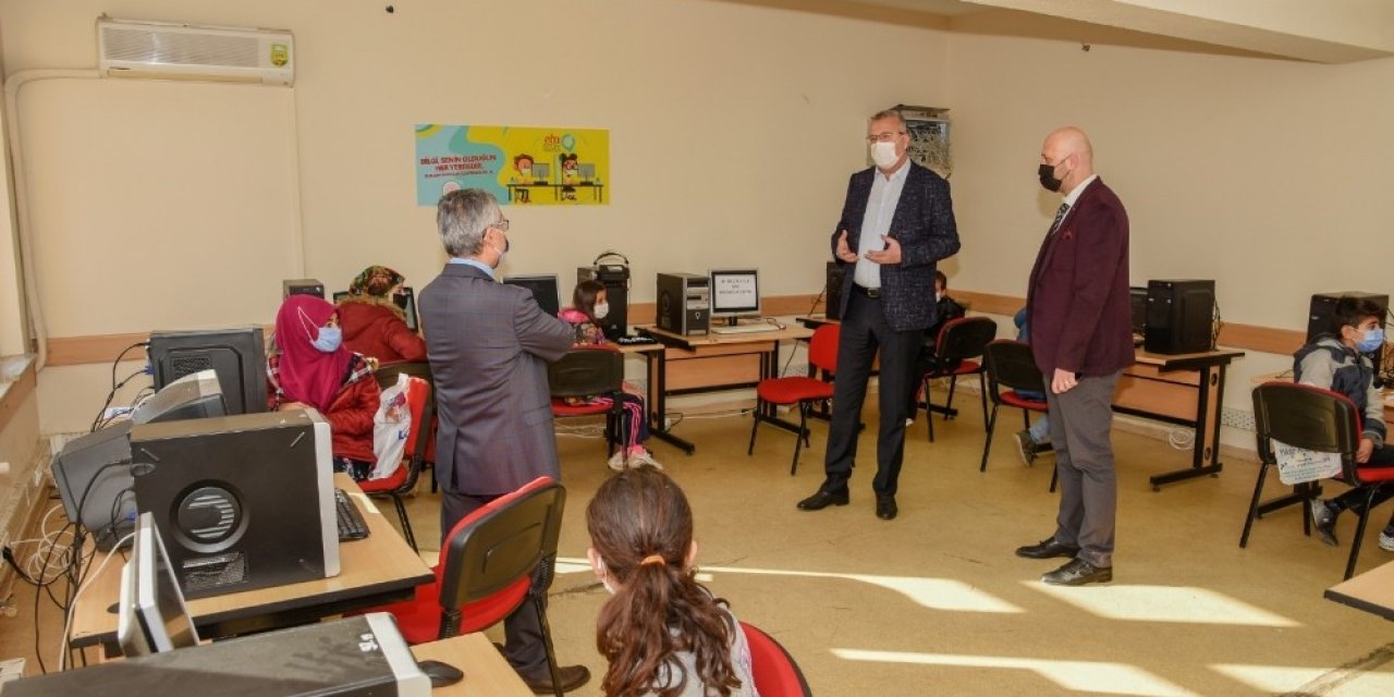 Karacabey Belediyesi’nden Okullara Bilgisayar Desteği