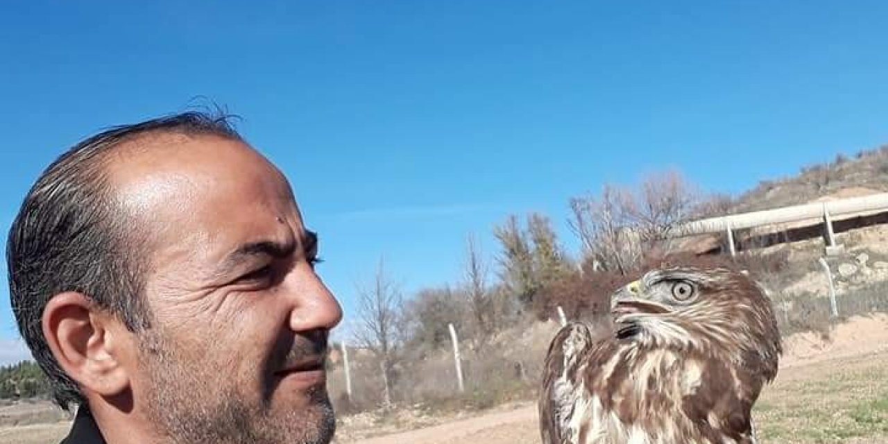 Yolda Bulduğu Yaralı Şahini Veterinere Götürdü