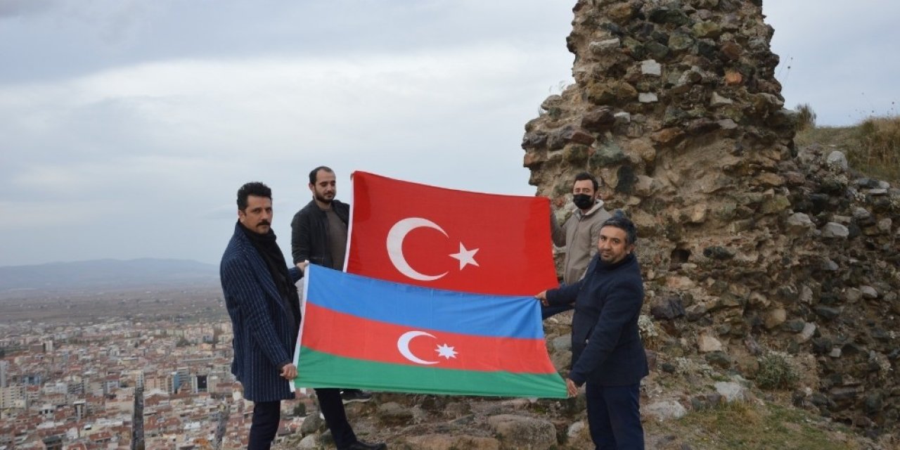 Türk Ve Azerbaycan Bayrağı Açıp Zaferi Kutladılar