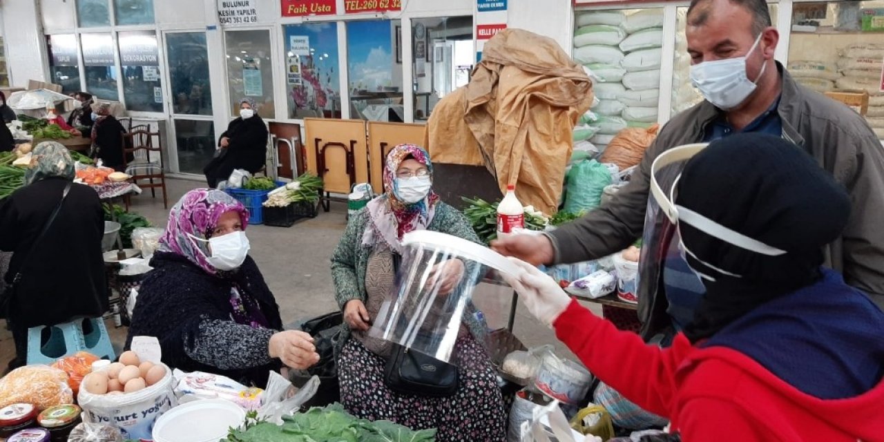 Kendi Ürettikleri 400 Siperlikli Maskeyi Dağıttılar