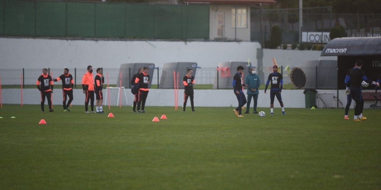 Trabzonsporlu Futbolcular ’ırkçılığa Hayır’ Yazılı Tişörtlerle Antrenmana Çıktı