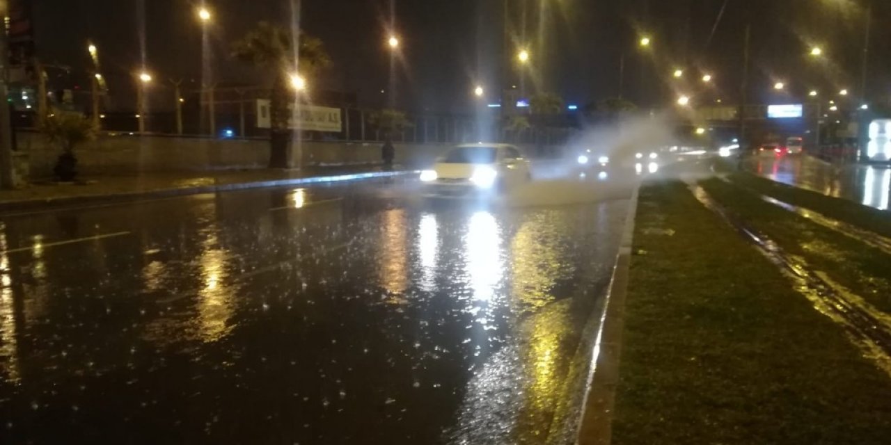 İzmir’de Sağanak Yağış Etkili Oldu