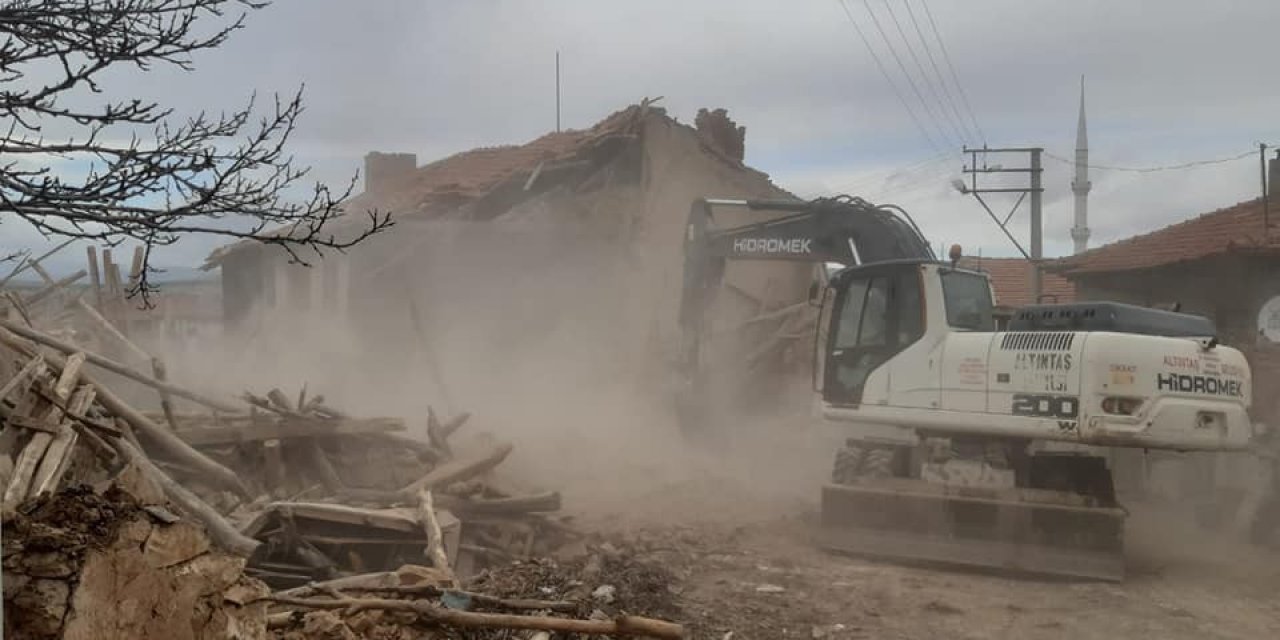 Altıntaş’ta  Metruk Binalar Yıkılıyor
