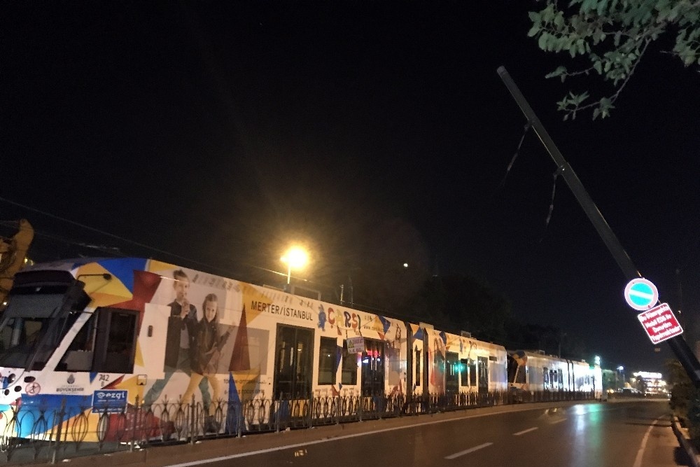 Kablo kopması nedeniyle tramvay seferleri iki yönlü olarak tamamen durdu.