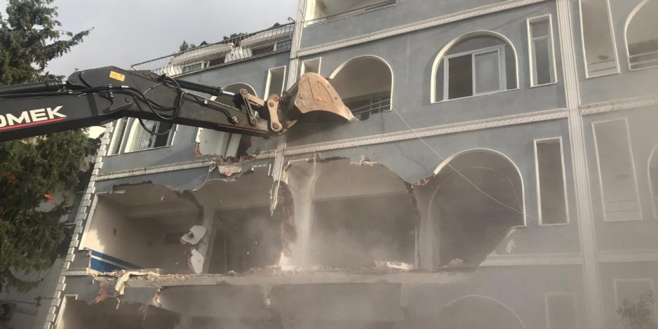 Marmaris’te Riskli Binaların Yıkım İşlemleri Devam Ediyor