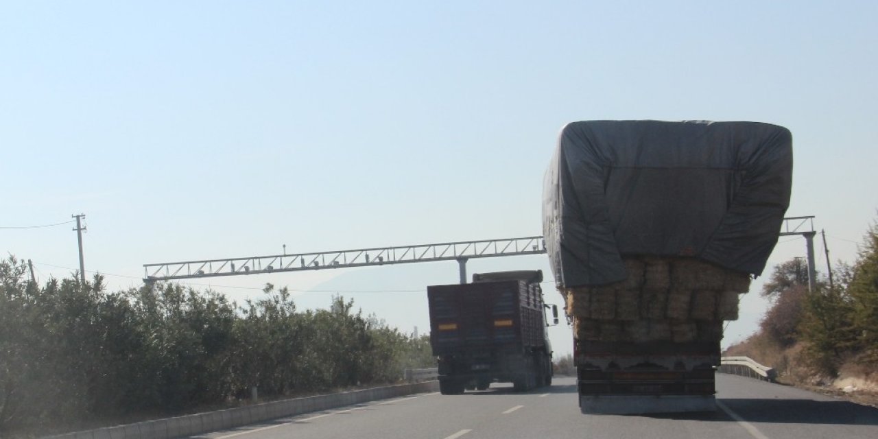 Saman Yüklü Kamyon Adeta Yola Sığmadı