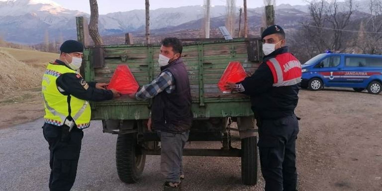 Jandarma Traktör Sürücülerine Reflektör Dağıttı