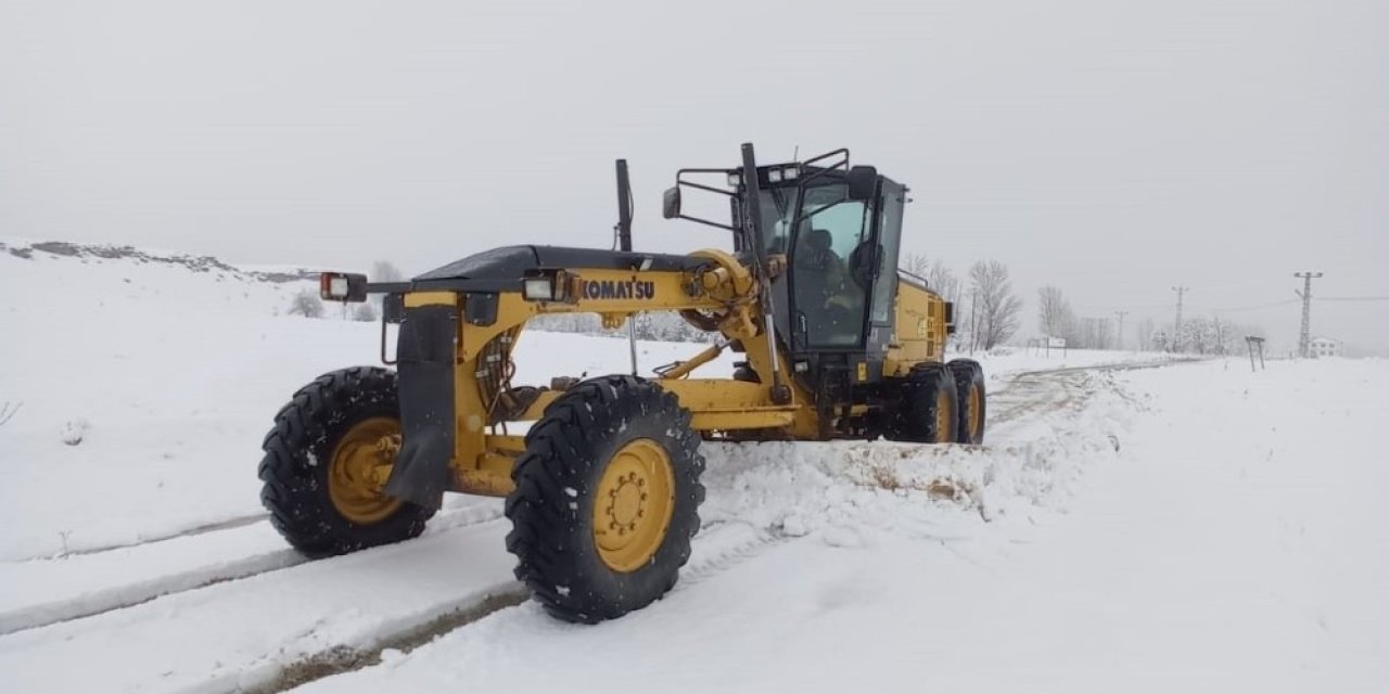 Tunceli’de Karla Kaplı 9 Köy Yolunu Açma Çalışmaları Sürüyor
