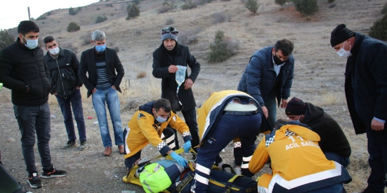 Traktör İle Otomobil Kafa Kafaya Çarpıştı: 4 Yaralı