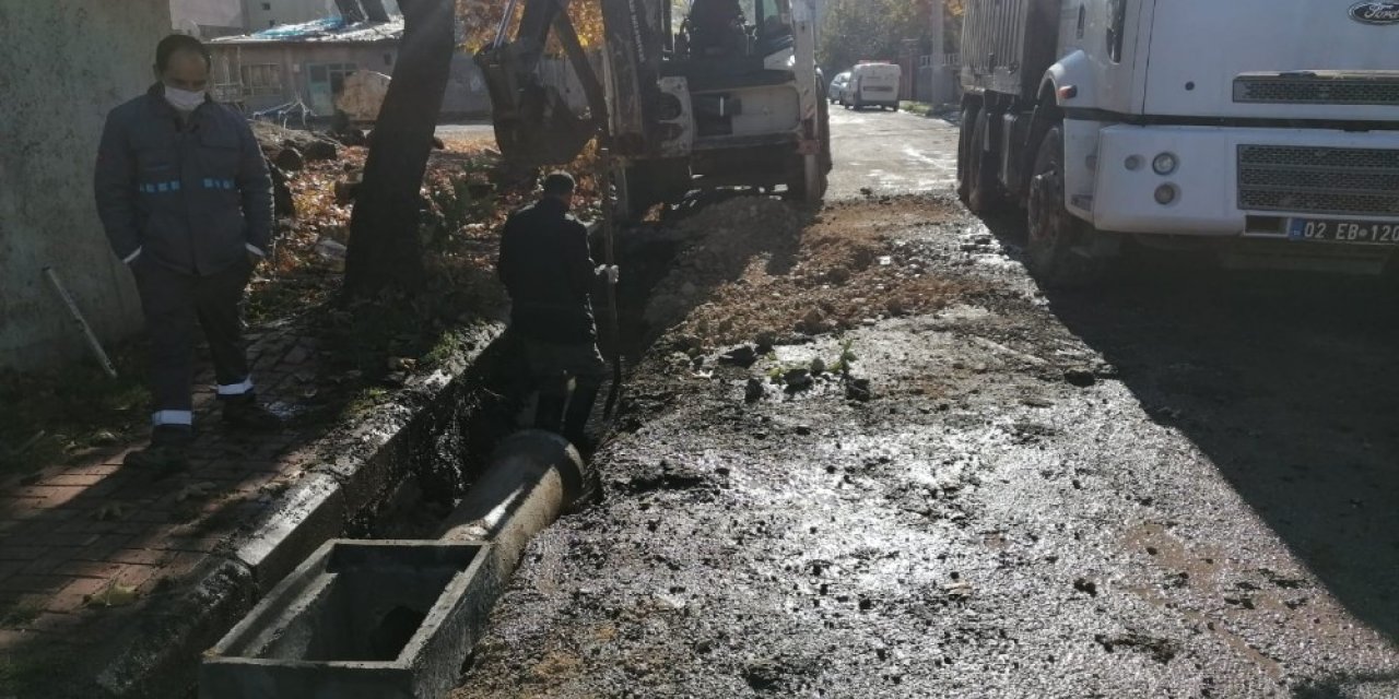 Gölbaşı Belediyesi İnönü Caddesine Yağmur Suyu Borusu Döşedi