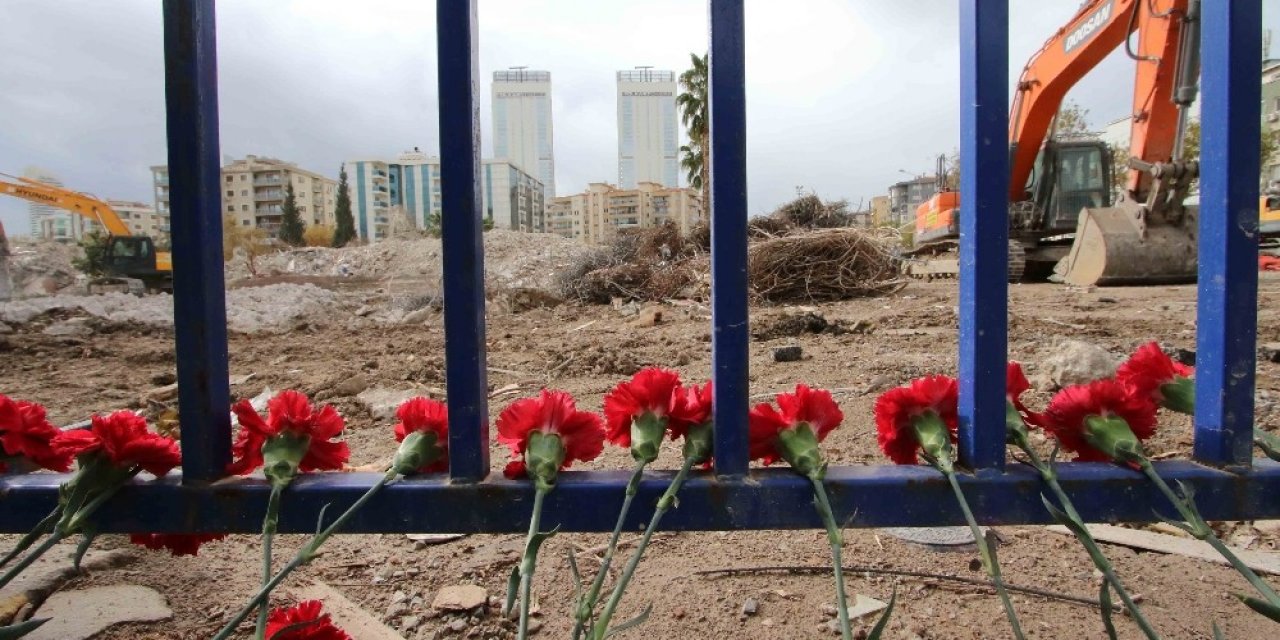 Başkan Sandal, Depremde Hayatını Kaybedenler İçin Lokma Döktürdü, Karanfil Bıraktı