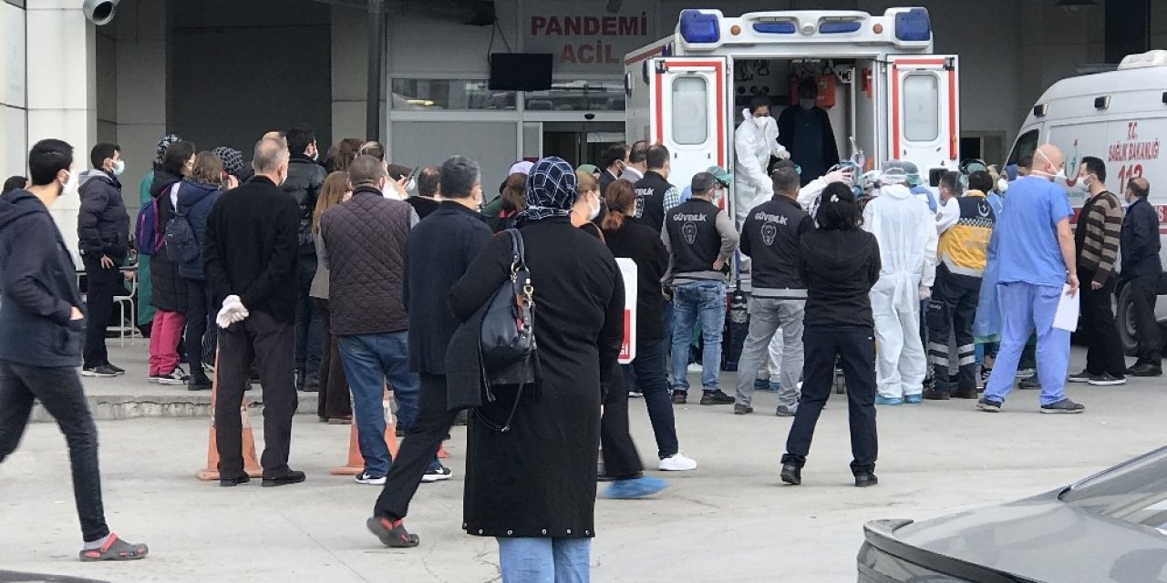 Entübe Olan Erkek Hemşireyi Sağlık Çalışanı Arkadaşları Uğurladı