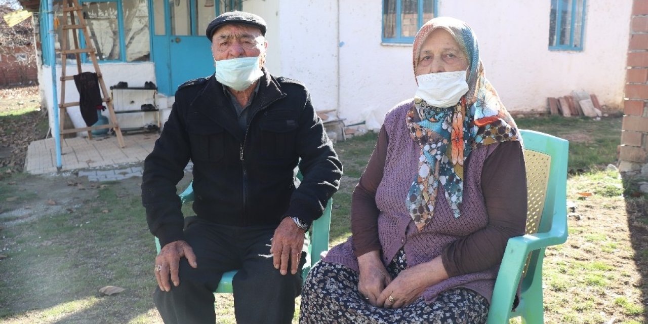 Yaşlı Çiftin Kefen Parasını Bıçak Zoruyla Gasp Etti, Adliyeden Elini Kolunu Sallayarak Çıktı