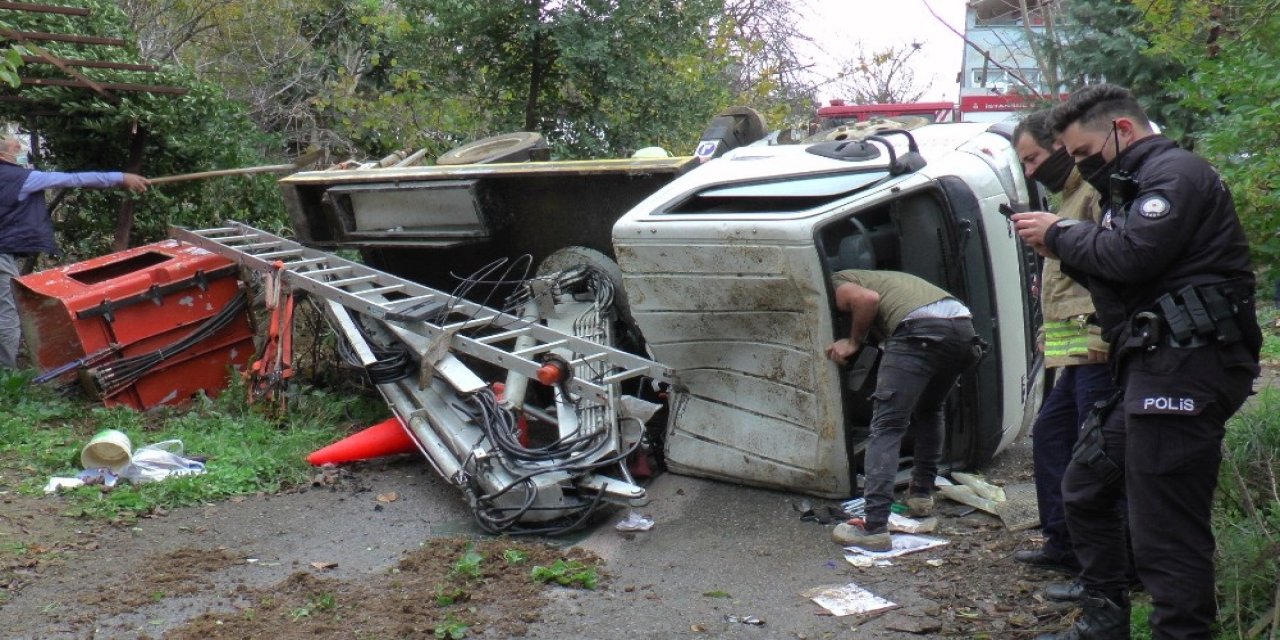 Facia kıl payı önlendi..! Dik rampadan çıkan kamyonet devrildi 2 kişi yaralandı