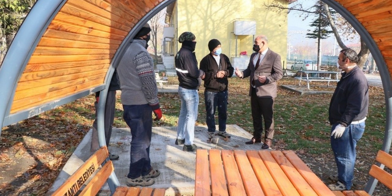 Belediyenin Atölyesinde Üretilen Bank Ve Kameriyeler Kullanıma Sunuldu