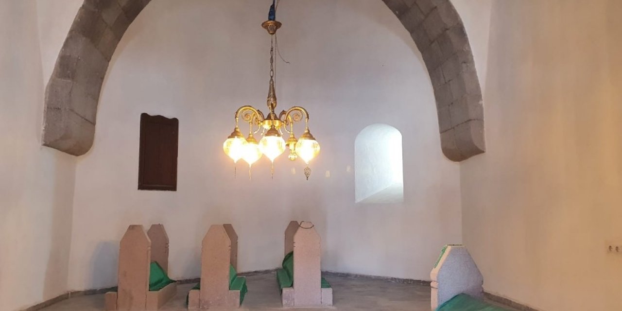 Ebu İshak Türbesi’nde Restorasyon Çalışması Tamamlandı