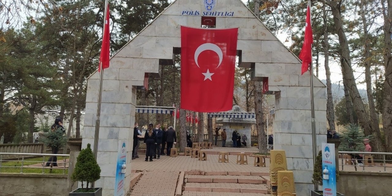 Şehit Polisler Osman Börklüoğlu Ve Yasin İke Dualarla Yad Edildi