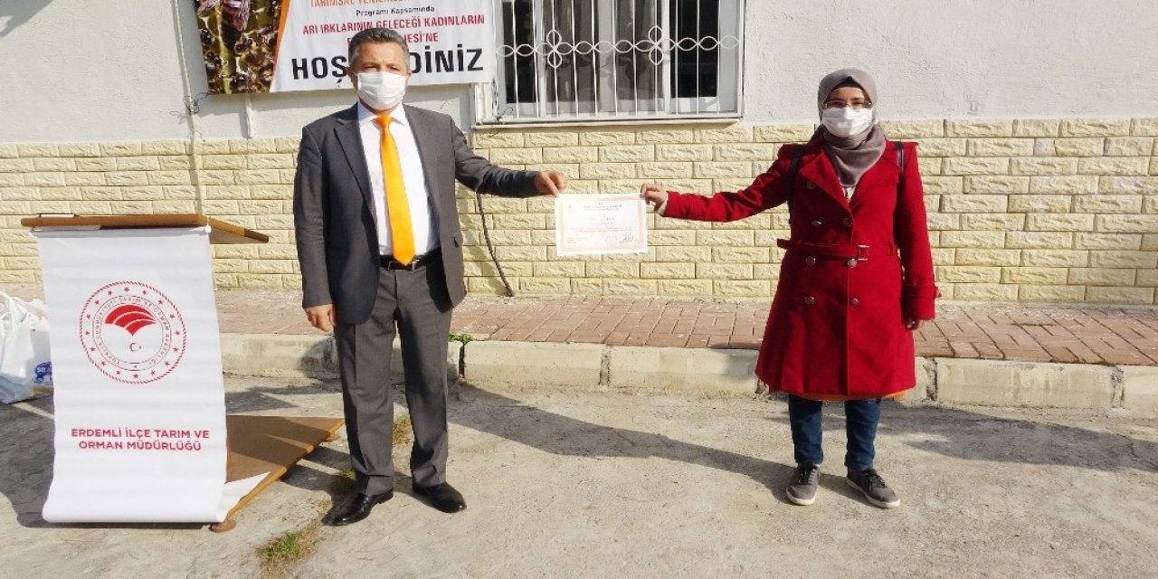 Ana Arı Yetiştirecek Kadınlar Pandemi Kurallarına Göre Belgelerini Aldı