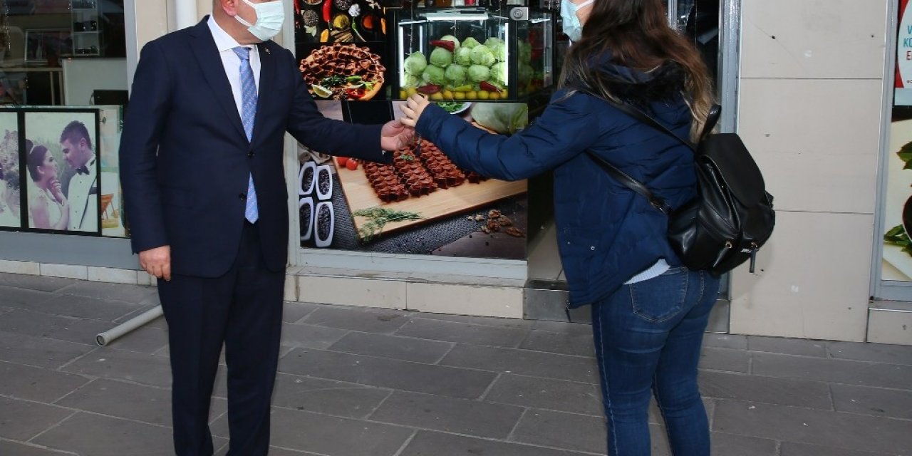 Keçiören Belediyesi’nden Ev Ev Maske, Kolonya Ve Dezenfektan Dağıtımı