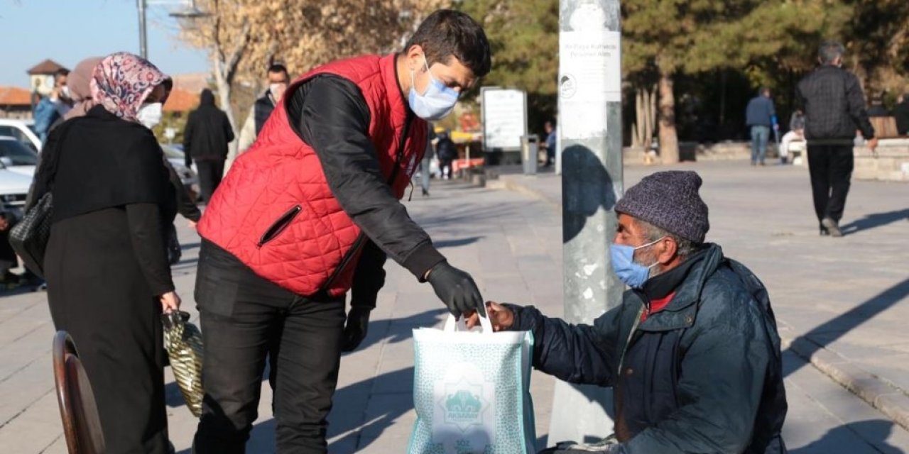 Aksaray Belediyesi Seyyar Esnaflara İkramlarda Bulunuyor