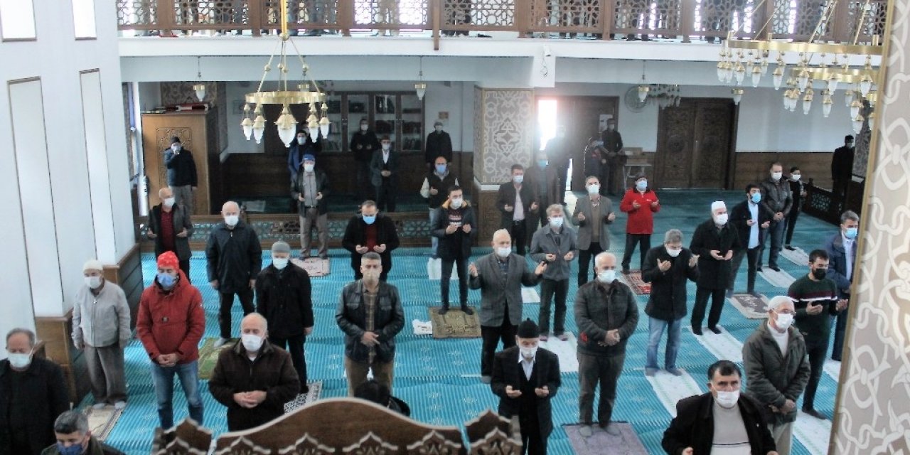 Manyas’ta Cuma Namazı Sonrası Yağmur Duası Yapıldı