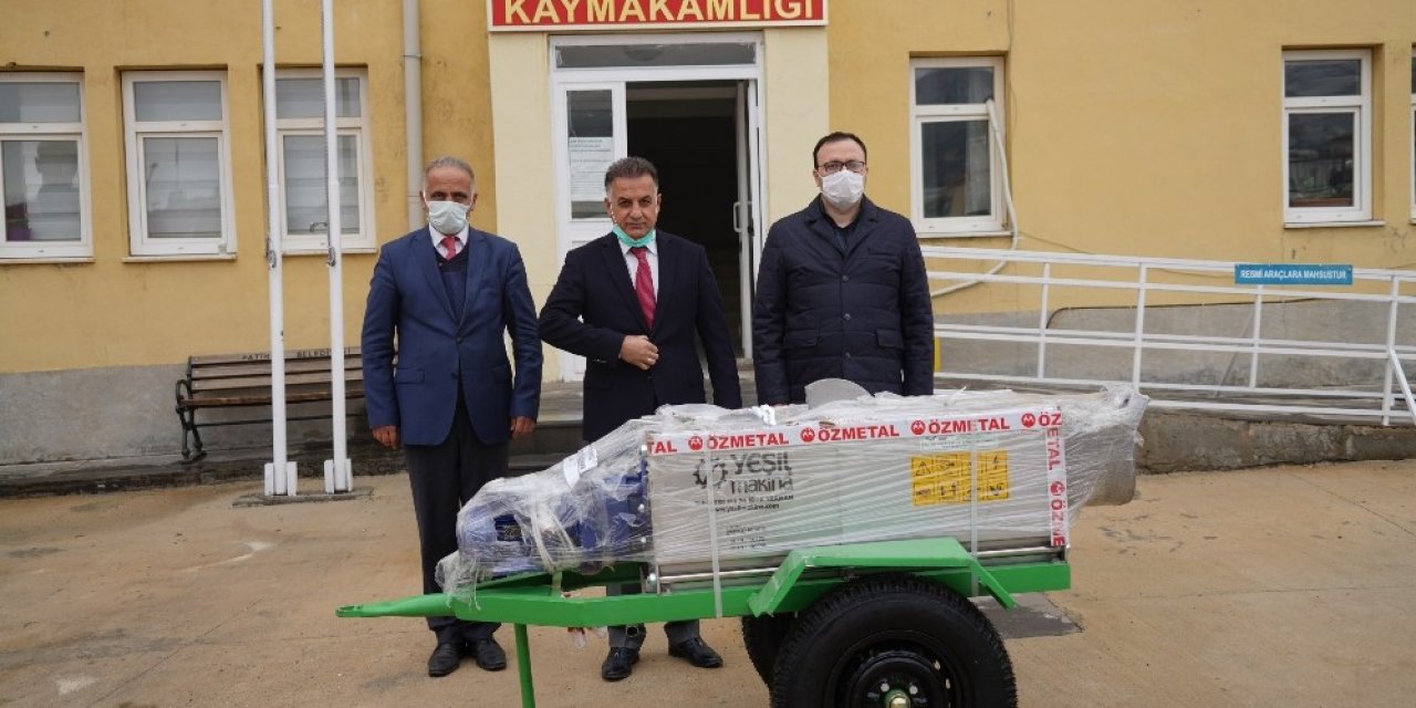 Diyarbakır Büyükşehir Belediyesinden Çüngüş’e Üzüm Sıkma Makinesi Hibesi