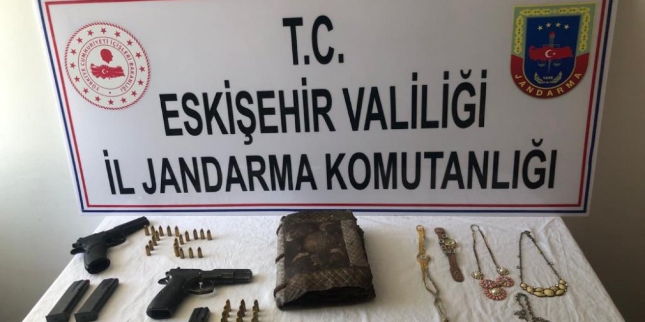 Eskişehir’de Bin Yıllık İncil Ele Geçirildi