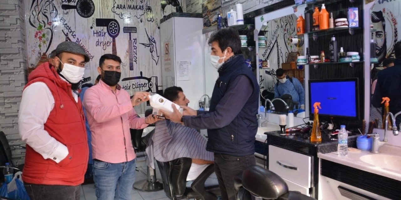 Ergani Belediyesinden Kuaförlere Maske Ve Dezenfektan Desteği