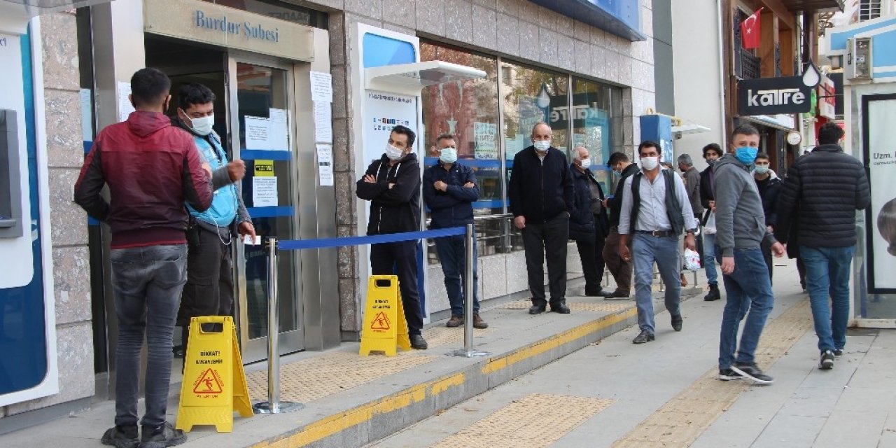 Burdur’da Sokağa Çıkma Yasağına Saatler Kala Banka Önlerinde Kuyruklar Oluştu