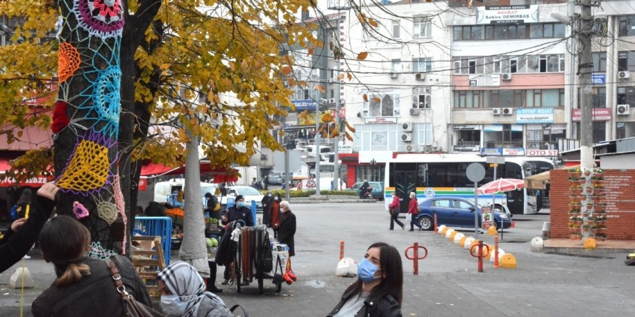 Ağaçlar Renkli El Örgüleriyle Süslendi