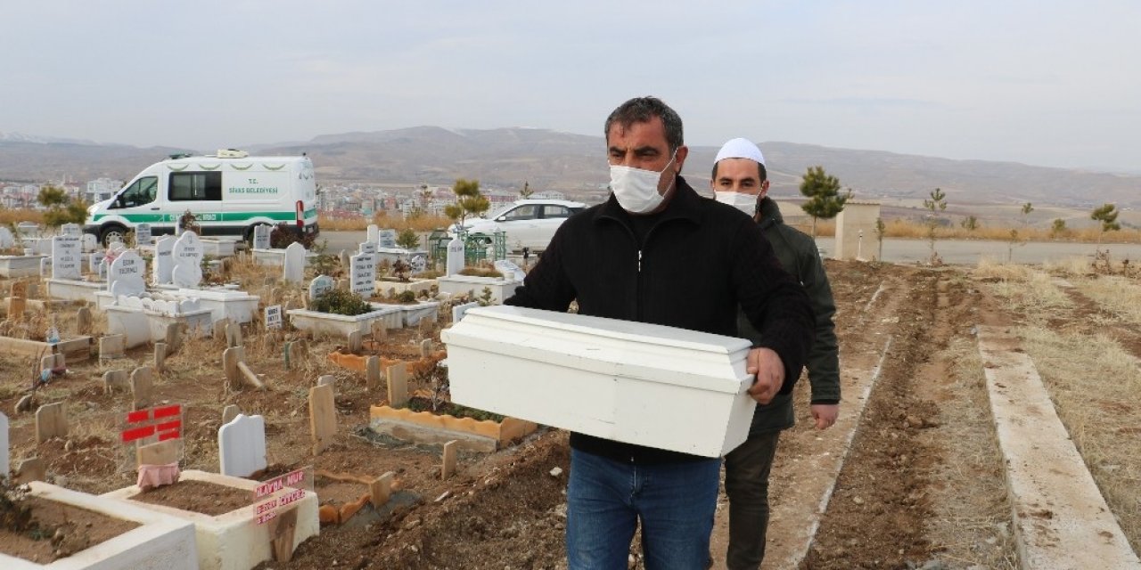 Dünyada Bir Gün Bile Geçiremedi, Cenazesi De Ölümü Kadar Yürek Burktu