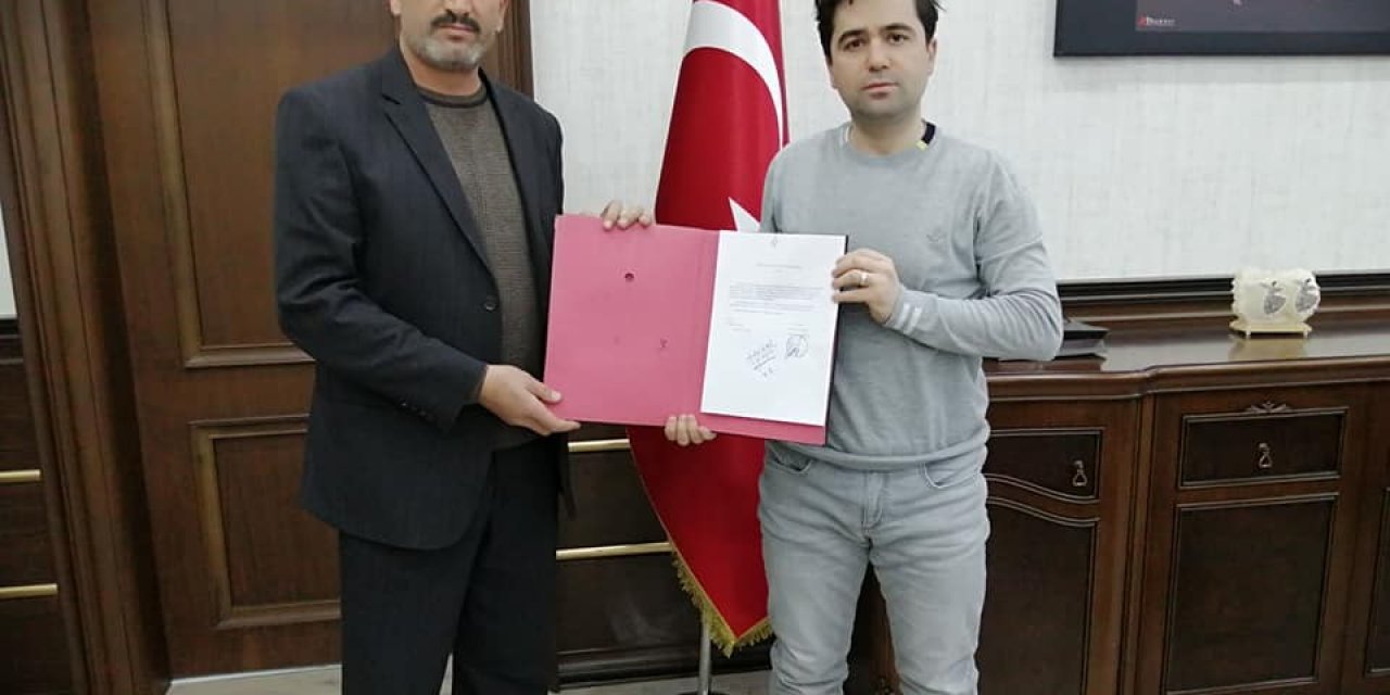 Muhtar, Bir Yıllık Maaşının Yarısını Çocuklar Ve Sokak Hayvanları İçin Bağışladı