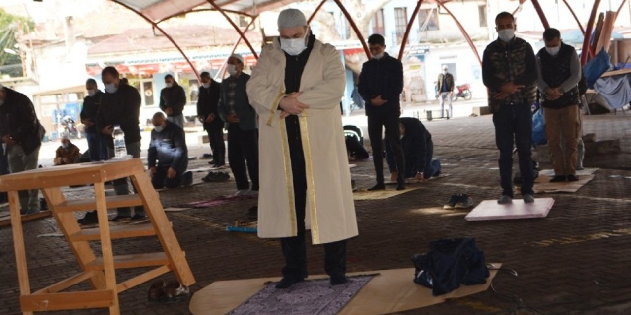 Ayvalık’ta Kapalı Pazar Yerinde Cuma Namazında Yağmur Duası