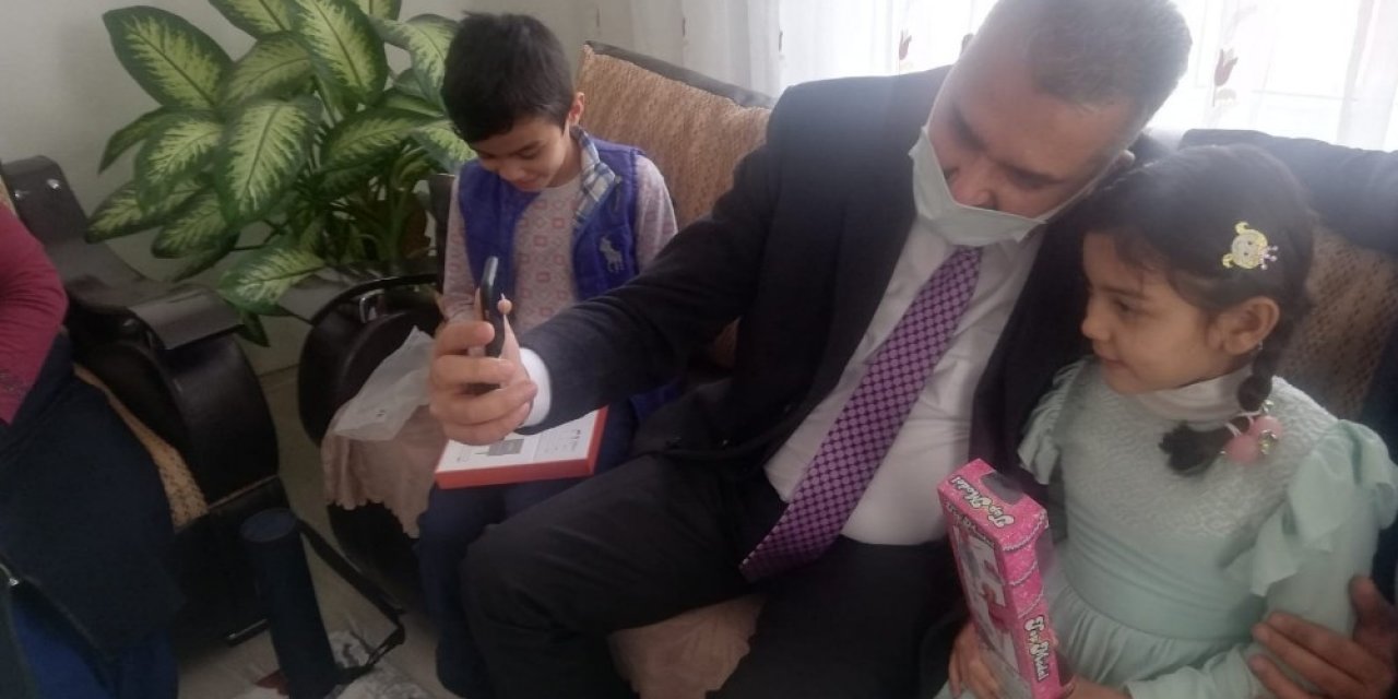 Ceylan Ve Ahlatcı Çocuklara Tablet Ve Oyuncak Hediye Ettiler