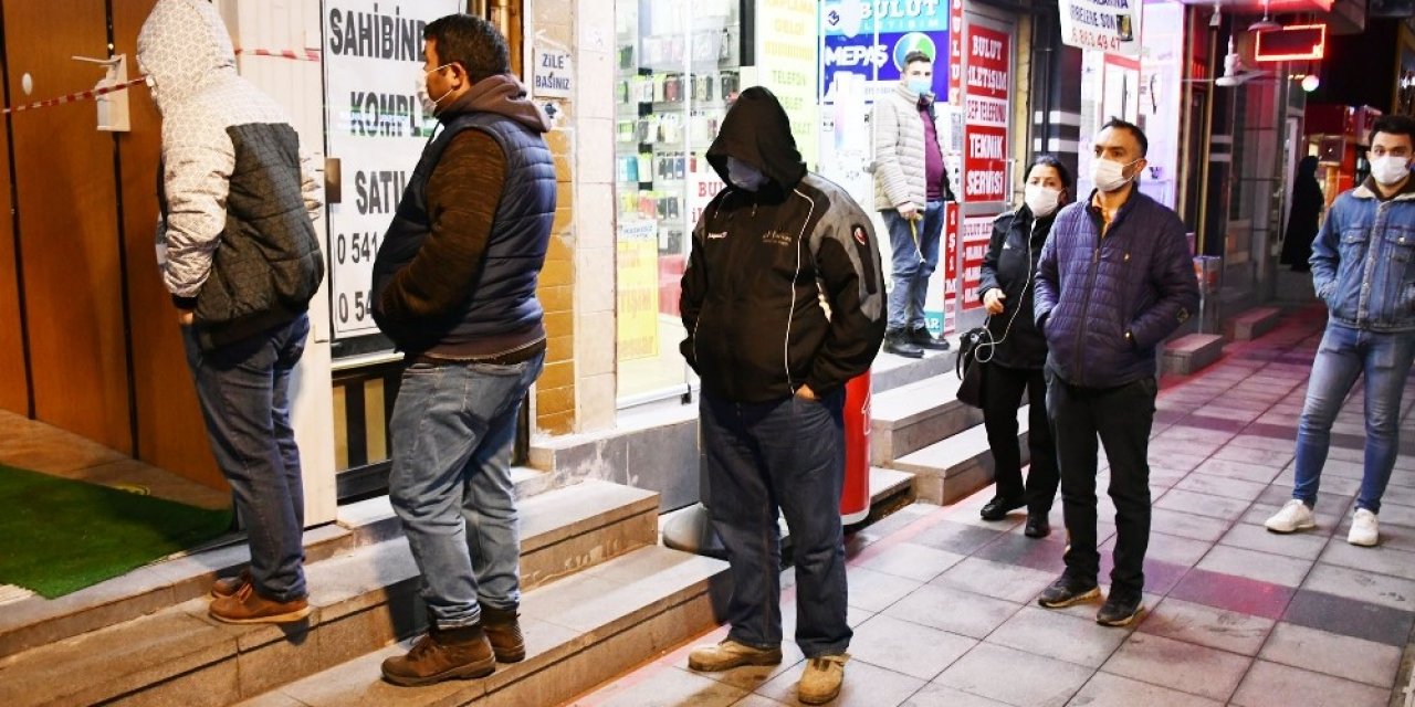 Hafta Sonu Kısıtlaması Öncesi Trafik Ve Alışveriş Yoğunluğu