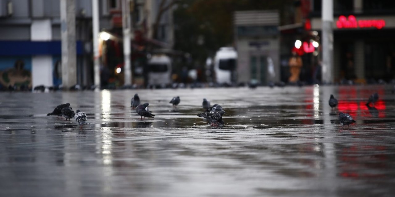 Taksim Meydanı Ve İstiklal Caddesi Boş Kaldı