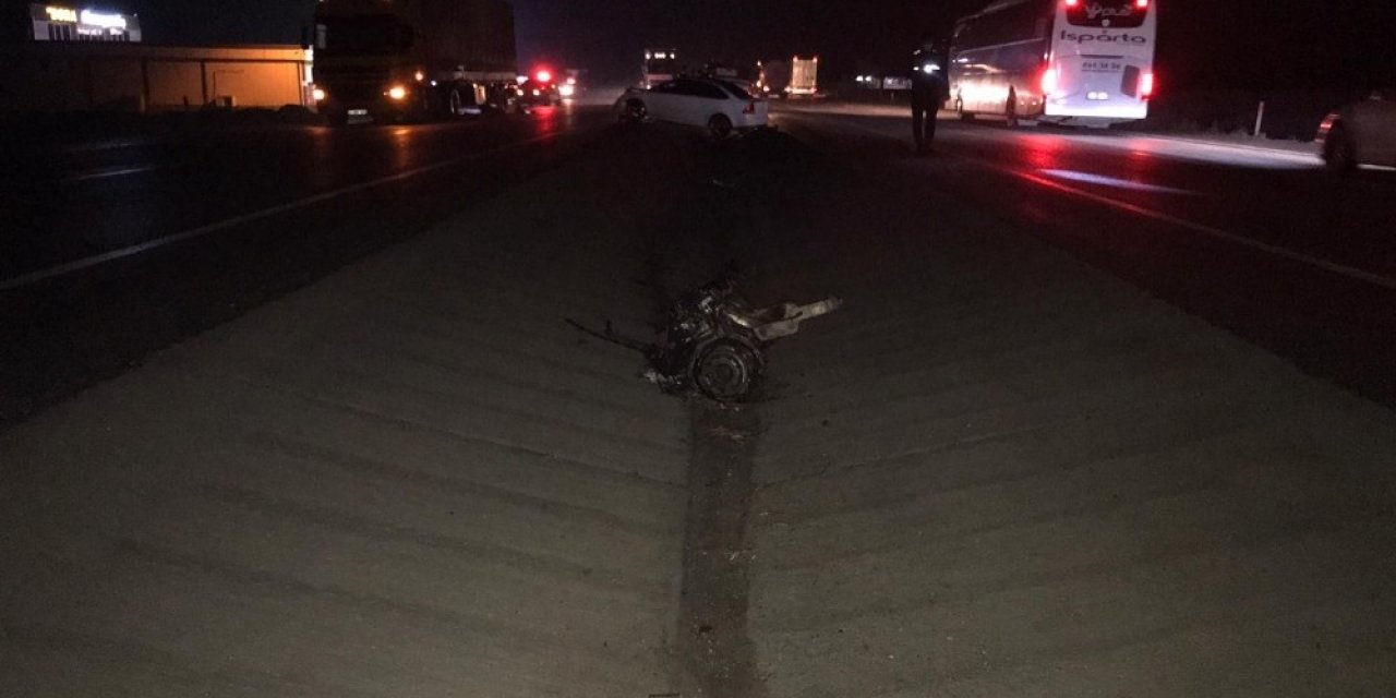 Tıra Çarpan Otomobilin Motoru 25 Metre Uzağa Fırladı