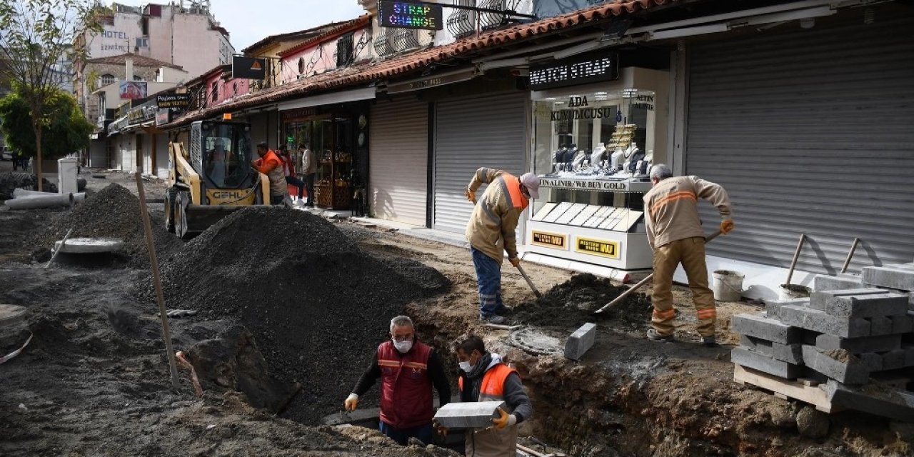 Kuşadası’nın Turistik Çarşılarındaki Yenileme Çalışmaları Devam Ediyor