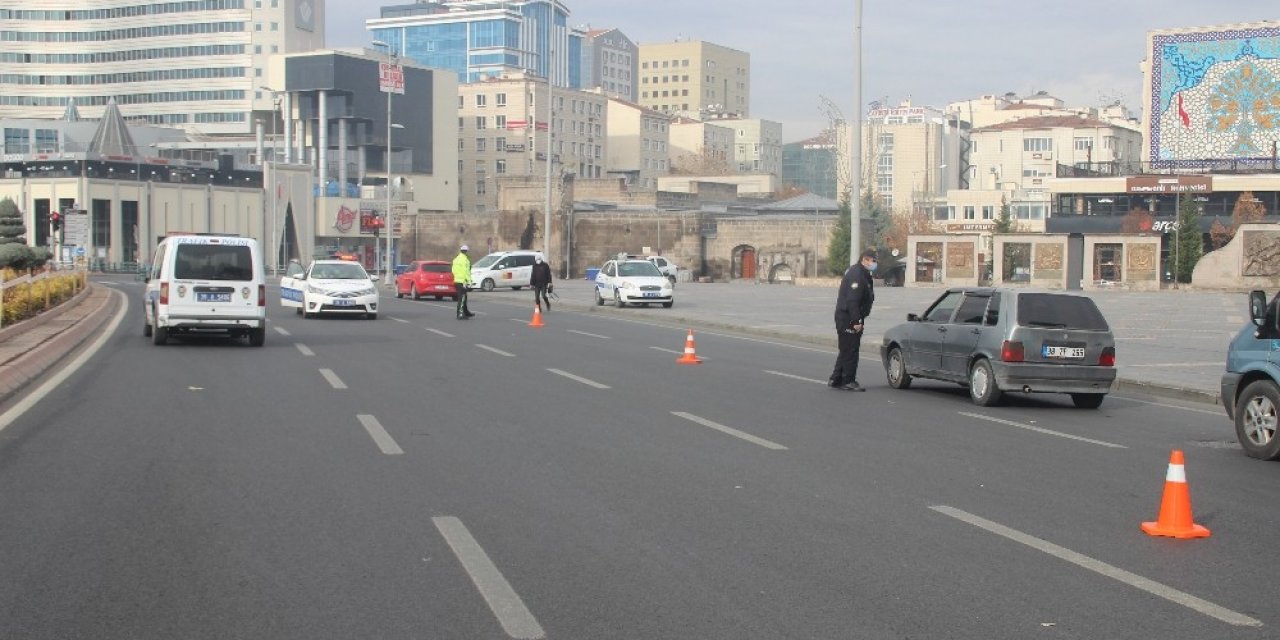 Kayseri’de Cadde Ve Sokaklar Boş Kaldı