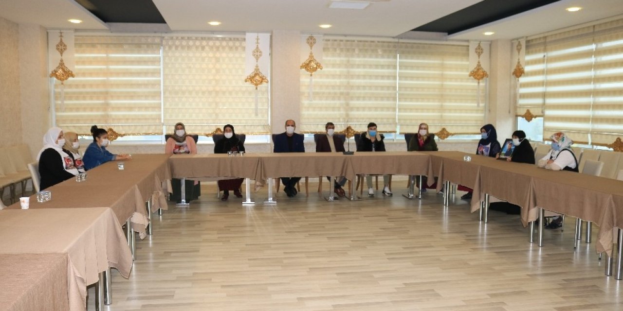 Evlat Nöbetindeki Ailelere Sokağa Çıkma Kısıtlaması Da Engel Olamadı