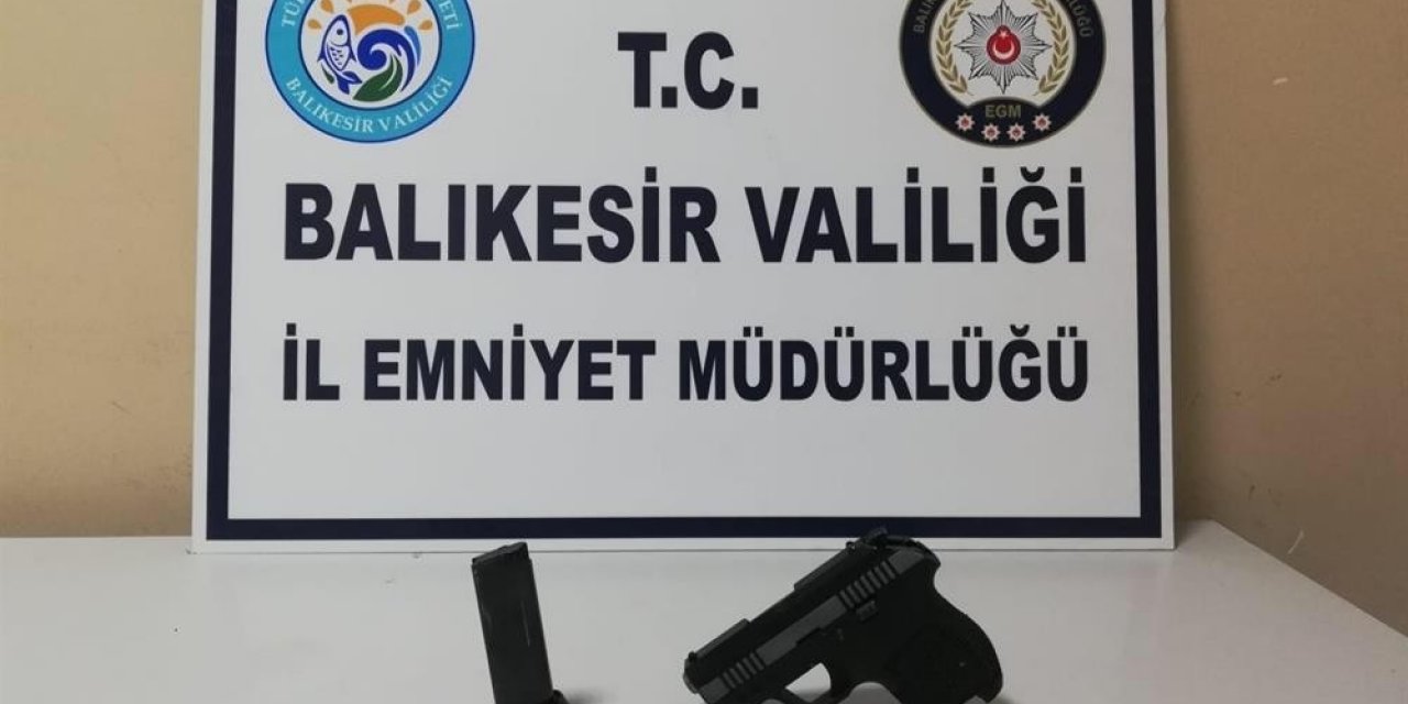 Balıkesir’de Polis 20 Aranan Şahsı Yakalarken, 3 Silah Ele Geçirdi